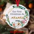 Gepersonaliseerde 8cm acryl kersthanger met Our First Christmas As MR & MRS 2023 print - Getrouwd Roze Bloem (QT690-12)