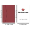 Biglietto d'anniversario umoristico bianco con cuore rosso e busta bordeaux abbinata - Anniversario Umoristico (QT723-15)