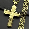 Goldene Edelstahl Kreuzkette mit gravierter Schrift auf schwarzem Steinhintergrund - Gold