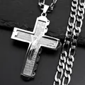 Detail eines silbernen Edelstahl-Kreuzanhängers mit eingraviertem Vaterunser-Gebet - Silber