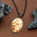 Détail macro du collier religieux Saint Antoine avec pendentif vintage et chaîne - Noir