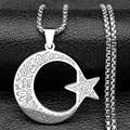 Gros plan du pendentif lune et étoile en acier inoxydable avec gravures arabes - Argent