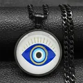 Macro-opname van evil eye hanger met zwarte Cubaanse ketting op lederen achtergrond - Zwart