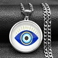 Macro-detail van de zilveren roestvrijstalen evil eye hanger op zwart getextureerd leer - Zilver