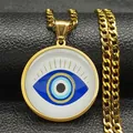 Macro-opname van gouden roestvrijstalen Cubaanse ketting en boze oog hanger op leer - Goud