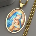 Detalle del colgante ovalado de acero dorado con arte religioso de la Virgen y el Niño - Dorado