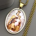 Détail macro du collier pendentif Vierge à l'Enfant doré avec une chaîne maille vénitienne - Or