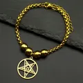 Detail eines Goldbox-Kettenarmbands mit Baphomet-Pentagramm auf dunklem Steinuntergrund - Gold