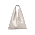 Bolso tote beige de cuero suave con textura plisada única y detalle de botón plateado - Blanco