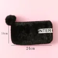 Süßes schwarzes Plüsch-Federmäppchen mit flauschigem Bommel und Inter-Logo - Schwarzes Flaches Plüsch-federmäppchen