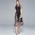 Elegante abito nero a trapezio con ricami floreali colorati e dettagli in rete velata - S / Nero