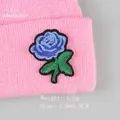 Rosa Strickmütze mit aufgesticktem blauem Rosen-Patch und grünen Blatt-Akzenten - Blauviolette Rose (GZ-4447)