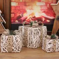 Set de tres cajas de regalo de Navidad con LED blancos con lazos de arpillera y bayas rojas - Combinación Grande Mediano Pequeño / Blanco
