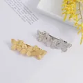 Detalle de elegantes pinzas para el cabello con mariposas en metal dorado y plateado - Estilo Mariposa (Dorado)