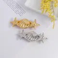 Detalle de pinzas para el cabello con estrellas de mar y conchas en oro y plata - Estilo Concha y Estrella de Mar Tono Plateado 2