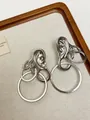 Detalle de pendientes plateados con forma de oreja y anillos en capas con circonitas - Pin de Plata S925 / Estilo B Oreja Plateada (Z-368)