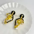 Detalle de pendientes dorados vintage con esmalte negro y perlas en plato cerámico - Perla Artificial (Poste Plata S925) / Estilo C Negro Dorado Abstracto (Z-1347)