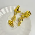 Pendientes vintage dorados con diseño surrealista de cara, perlas y pedrería - Pin de Plata S925 / Estilo D Sol Diente (Z-1349)