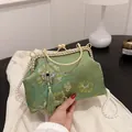 Vintage grüne Shell-Tasche mit Blumenstickerei, Kristallverschluss und Perlenkette - Grün