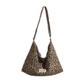 Detalle del bolso tote de lona con estampado de leopardo y gran capacidad con etiqueta blanca - 40x10x30cm / Estampado de leopardo