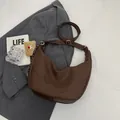 Detailaufnahme der braunen Hobo-Tasche mit Kieselleder-Struktur und verstellbarem Gurt - Braun