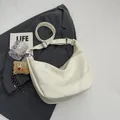 Beige Hobo-Tasche mit Litschimuster, Plüsch-Anhänger und verstellbarem Riemen - Gebrochenes Weiß