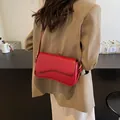 Borsa a tracolla rossa texture litchi con patta curva e cinturino regolabile - Rosso