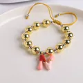 Detalle de pulsera de cuentas bañada en oro de 18K con colgante de letra N esmaltada - Letra N