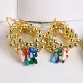 Pulseras boho bañadas en oro de 18K con iniciales de esmalte de colores y trenzado - Letra E