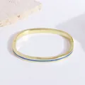 Detalle de brazalete ovalado bañado en oro de 18K con esmalte azul y cierre de bisagra - Azul marino