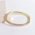 Primer plano del brazalete de oro de 18K con esmalte púrpura y cierre de bisagra lateral - Púrpura