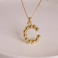 Collar chapado en oro de 18K con colgante de letra C en relieve de perlas pulidas - Letra C