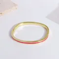 Brazalete ovalado bañado en oro de 18K con esmalte rosa vibrante y cierre de bisagra lateral - Rosa rojo
