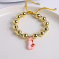 Pulsera de cuentas bañada en oro 18K con dije de letra B esmaltada rosa y cordón amarillo - Letra B