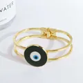 Brazalete de doble capa bañado en oro de 18K con ojo turco azul y cierre de bisagra - Negro