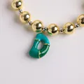 Pulsera tejida bañada en oro de 18K con un dije de letra D en esmalte verde - Letra D