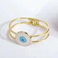 Brazalete de doble bucle chapado en oro de 18K con amuleto de ojo turco azul elegante - Blanco