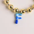 Pulsera de cuentas bañada en oro de 18K con colgante de letra F en esmalte azul degradado - Letra F
