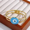 18K vergoldeter Evil Eye Armreif mit zweireihigem Rahmen und Scharnierverschluss - Hellblau