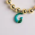 Pulsera de cuentas bañada en oro de 18K con colgante de letra G en esmalte bicolor - Letra G