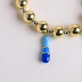 Pulsera de cuentas bañada en oro 18K con colgante de esmalte azul degradado y metal - Letra I
