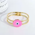 18K vergoldetes Federarmband mit rosa Evil Eye Anhänger und modernem Metall-Finish - Rosa