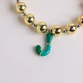 Pulsera de cuentas bañada en oro de 18K con colgante de letra J en esmalte verde boho - Letra J