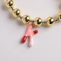 Pulsera de cuentas bañada en oro de 18K con un colgante de letra K en esmalte rosa - Letra K