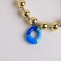 Pulsera trenzada de oro de 18K con colgante de esmalte azul y blanco y cuentas de metal - Letra O