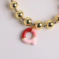 Pulsera trenzada bañada en oro 18K con letra Q de esmalte rojo y rosa y cuentas metálicas - Letra Q