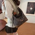 Stylische Leopard-Print-Einkaufstasche mit Lederbesatz und süßem Bären-Anhänger - Tote Bag mit Großer Kapazität / Braun