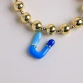 Collar de cuentas bañadas en oro de 18K con un colgante de letra U en esmalte azul - Letra U