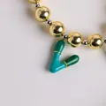 Pulsera de cuentas bohemia en oro de 18K con un dije de letra V en esmalte verde oscuro - Letra V