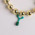 Pulsera trenzada chapada en oro de 18K con colgante de rama de esmalte verde - Letra Y